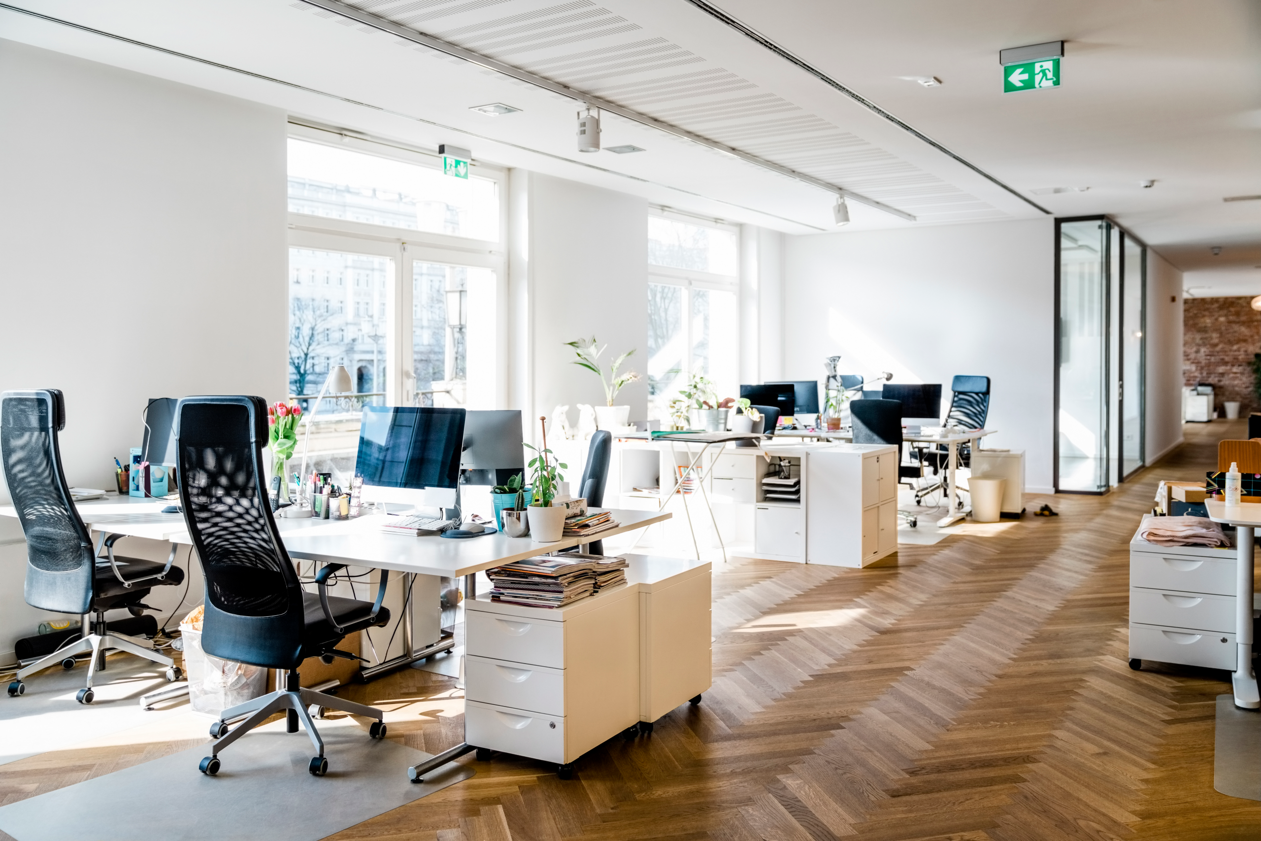 Helles modernes Büro mit Schreibtischen und Arbeitsplätzen