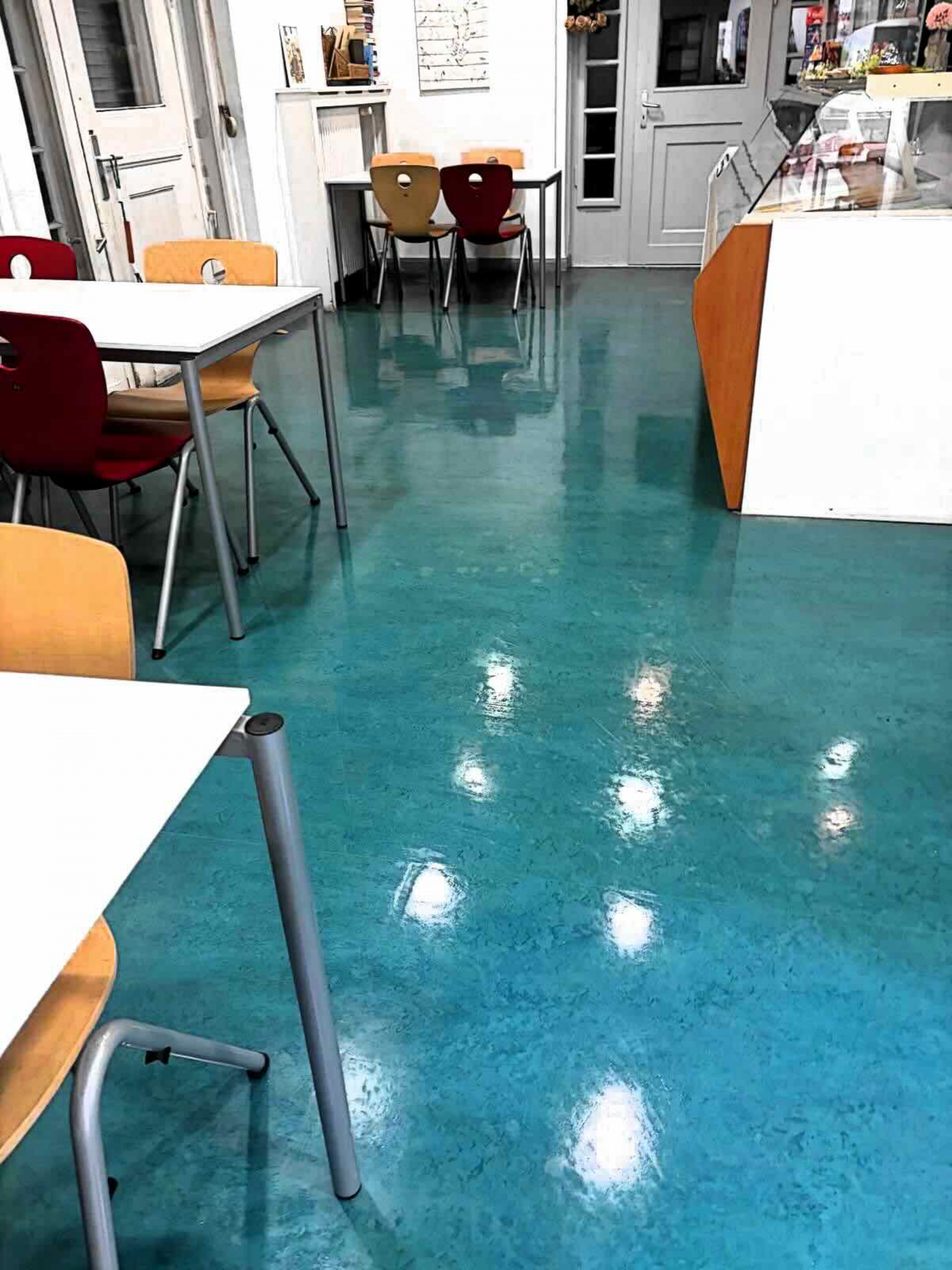 Professionelle Sonderreinigung in Berlin Gepflegter Fußboden nach professioneller Gebäudereinigung